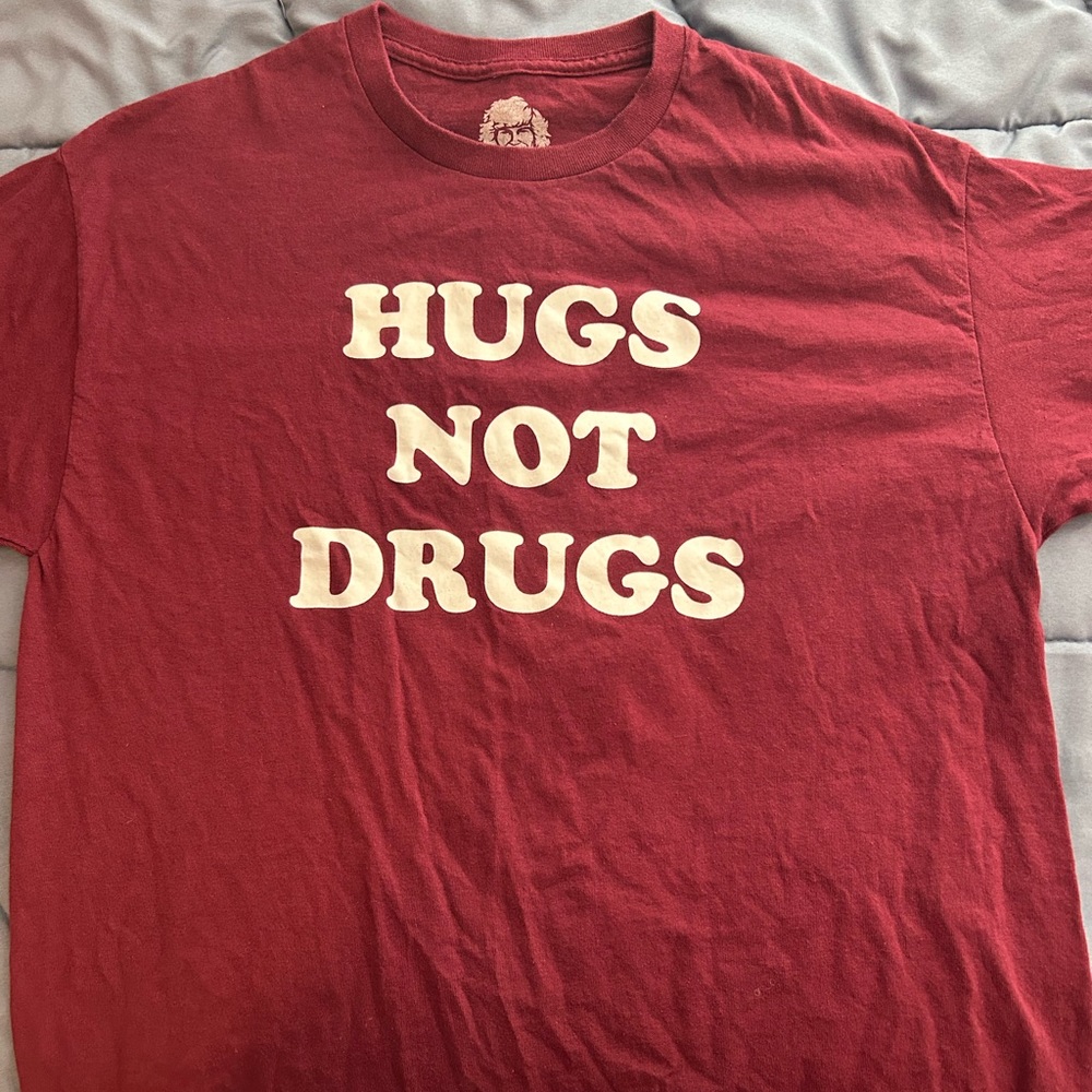 Danny Duncan Mens large “hugs not drugs” t-shirt